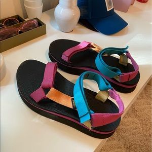 Flatoform tevas size 8, in great condition